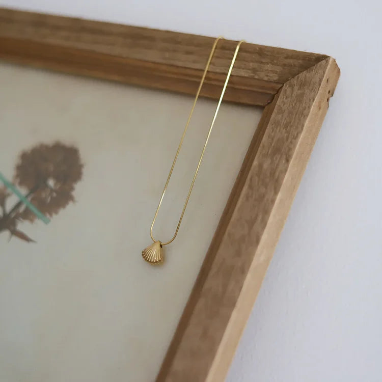 Lila - Scallop Shell Flower Necklace for Women