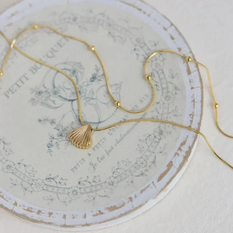 Lila - Scallop Shell Flower Necklace for Women