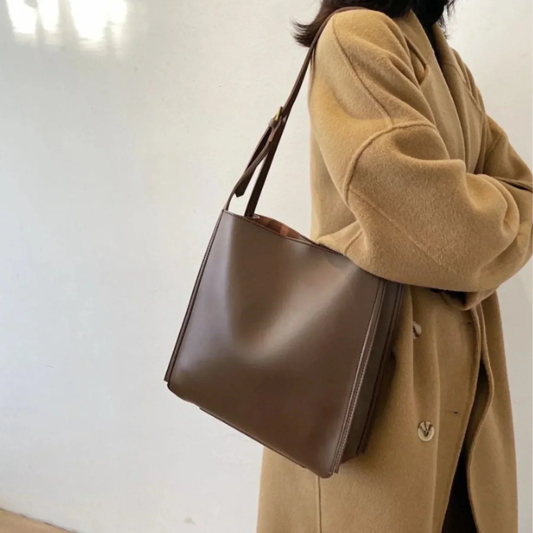 RetroChic Handbag - Vintage Style Fashion Bag