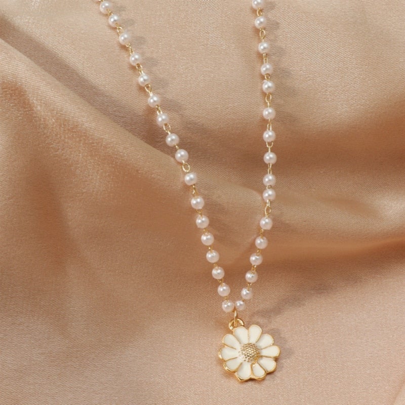 Flora - Pearl Necklace with Daisy Pendant for Women