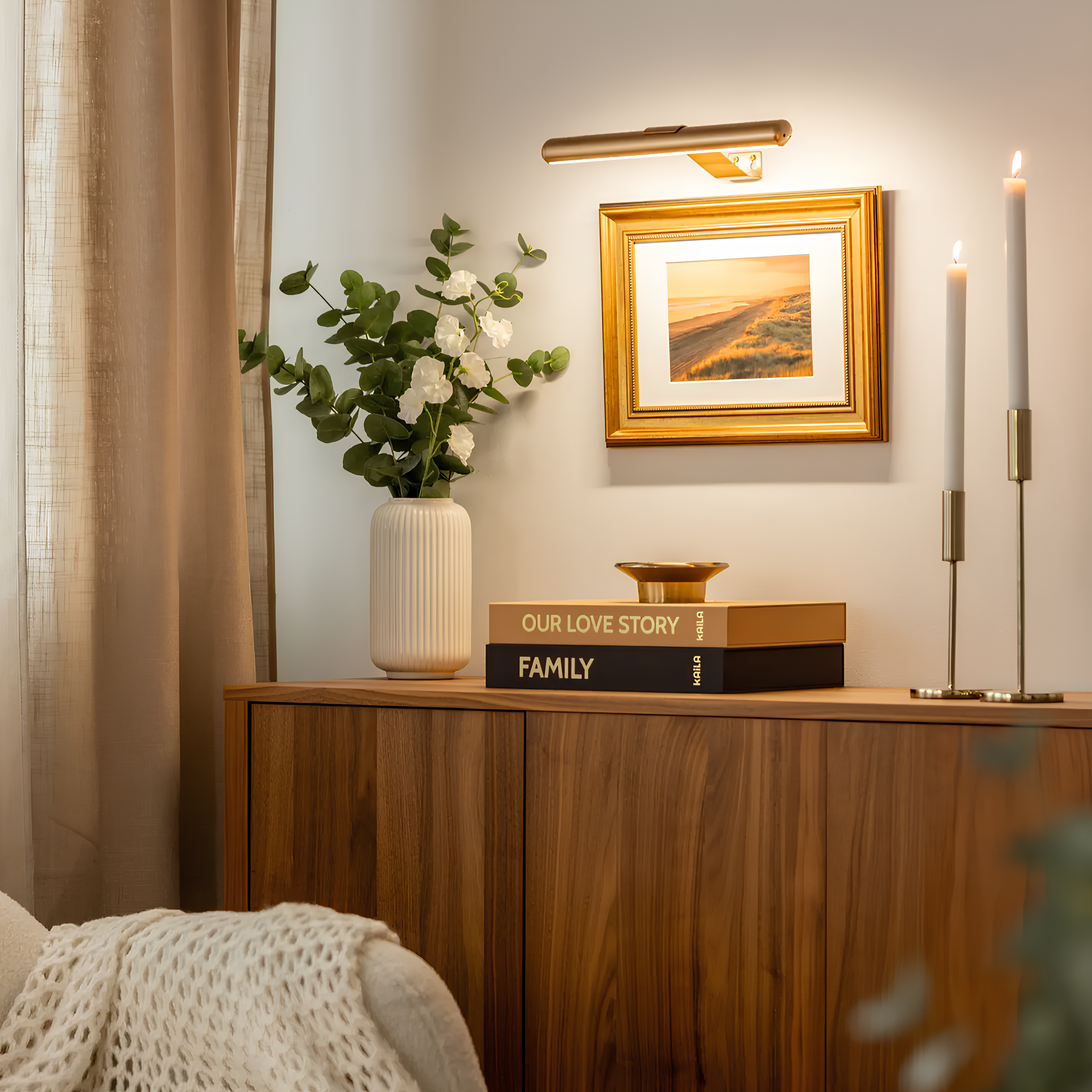 LumeArt | Stylish Adjustable Wireless Wall Lamp for Art Display 3