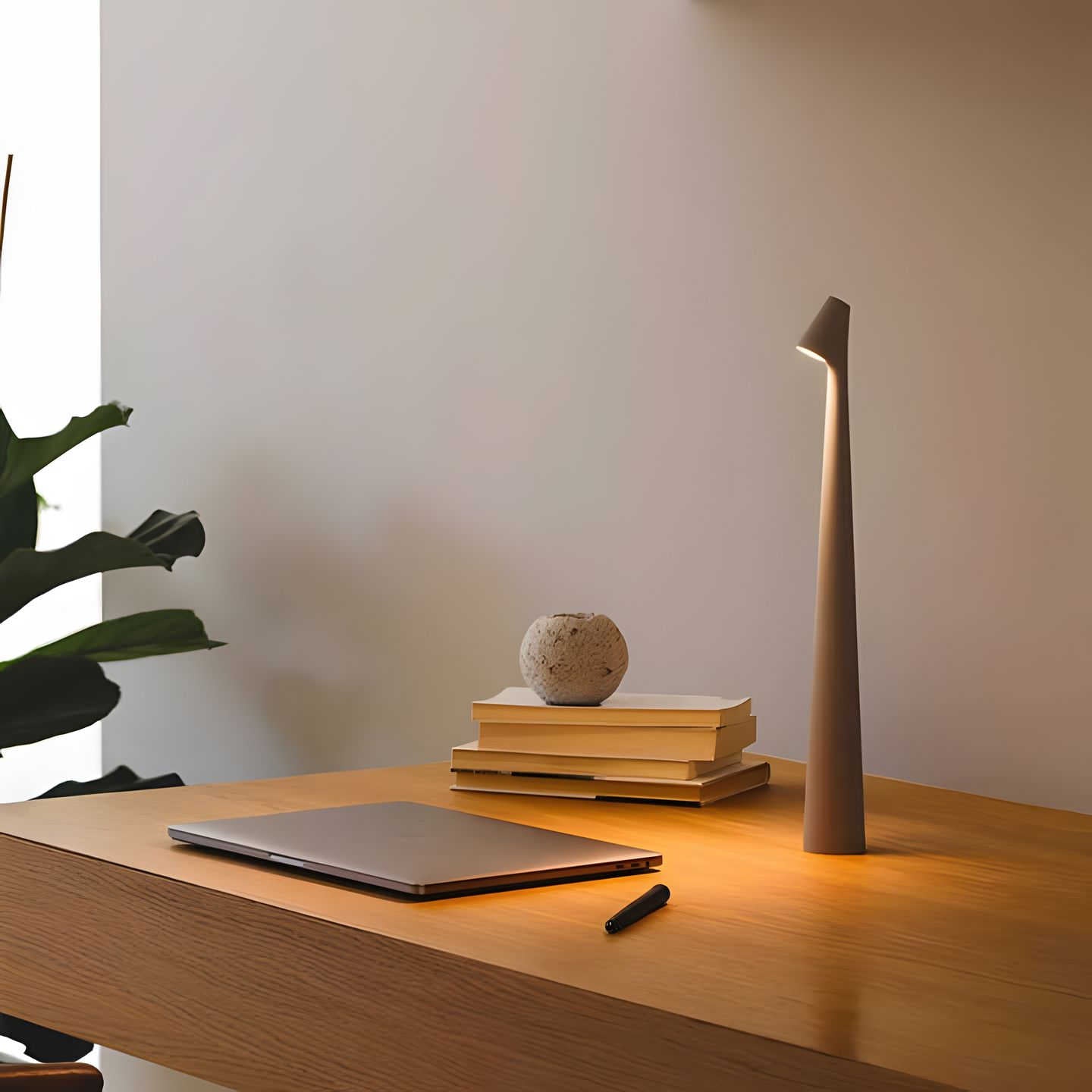 LunaSlim | Elegant Cordless Aluminum Table Lamp with Dimming Function 0