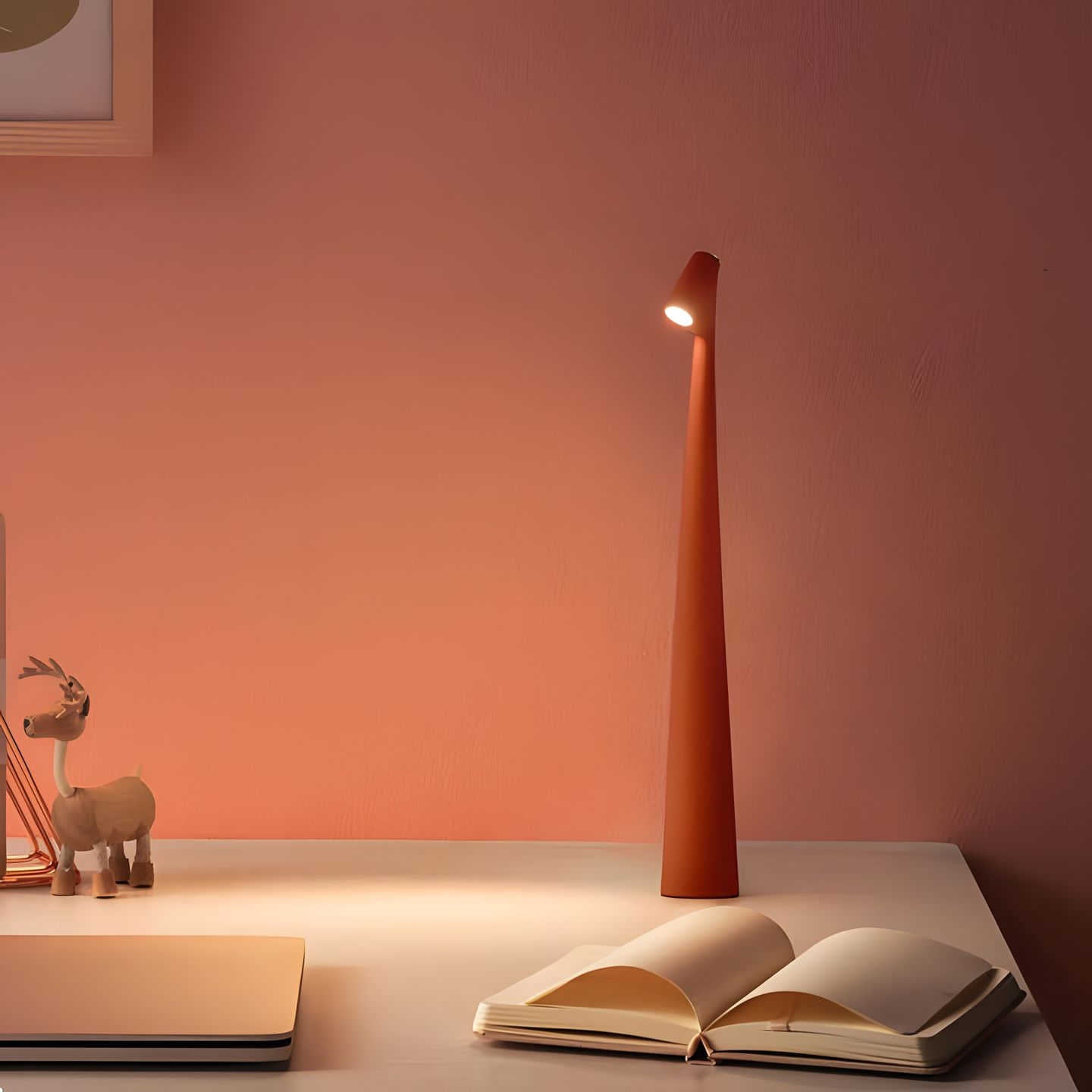 LunaSlim | Elegant Cordless Aluminum Table Lamp with Dimming Function 3