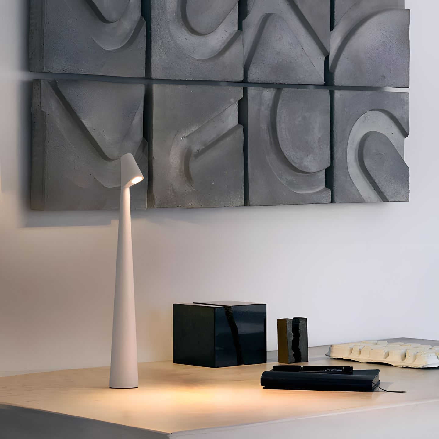 LunaSlim | Elegant Cordless Aluminum Table Lamp with Dimming Function 5