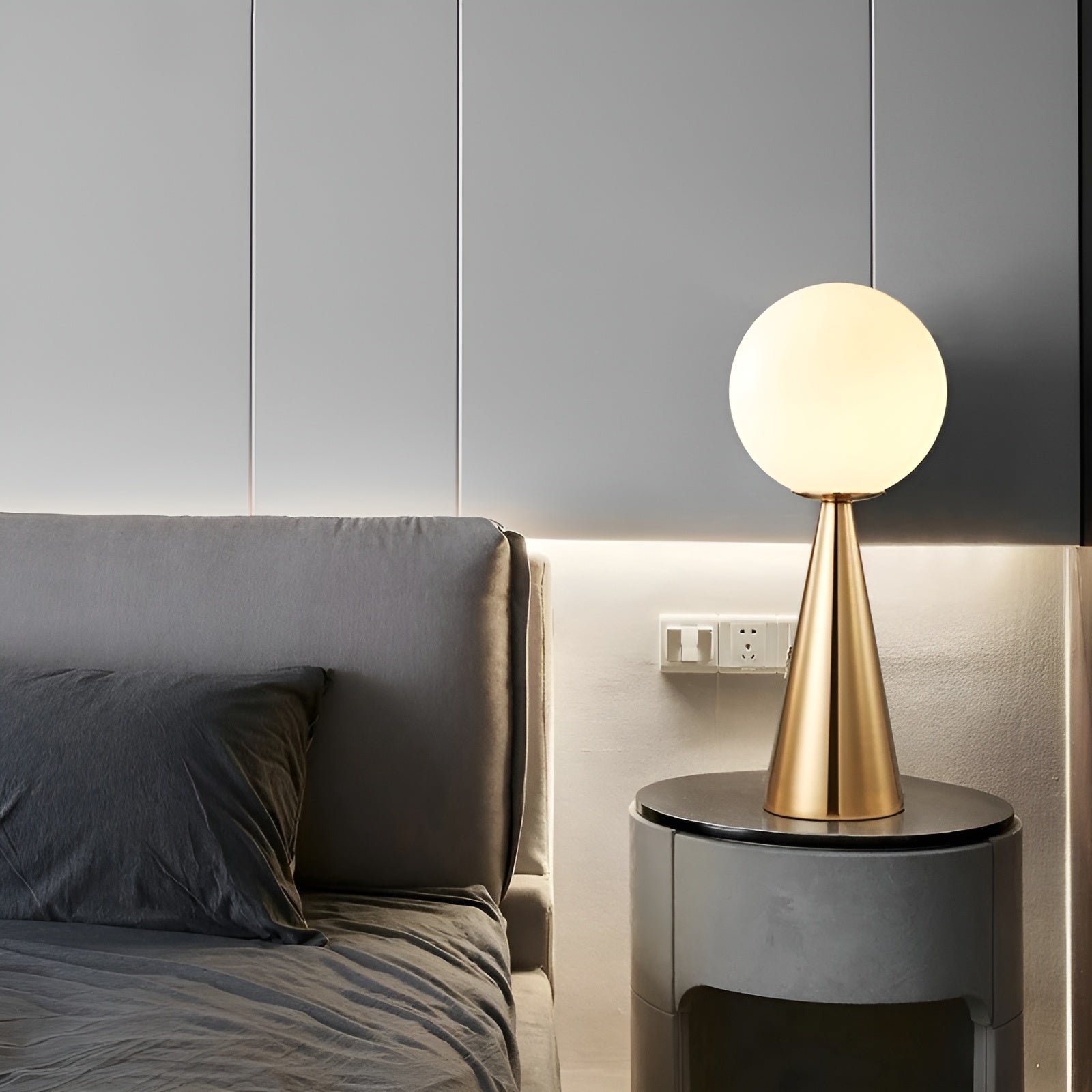 Elegant Gold Table Lamp - Luxury Glass Globe