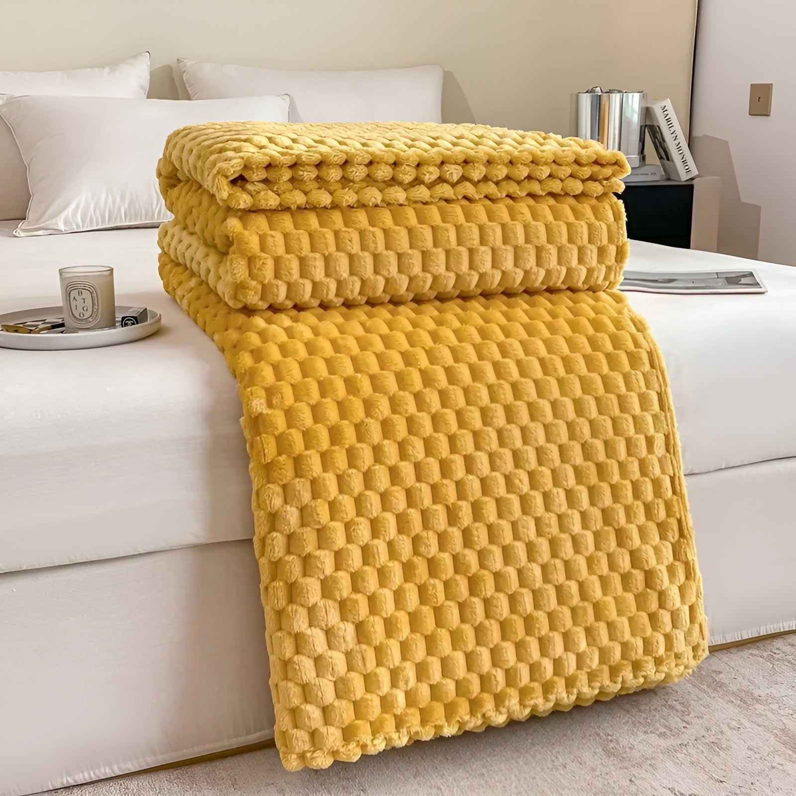 WarmHaven Microfleece Blanket - Cozy & Stylish