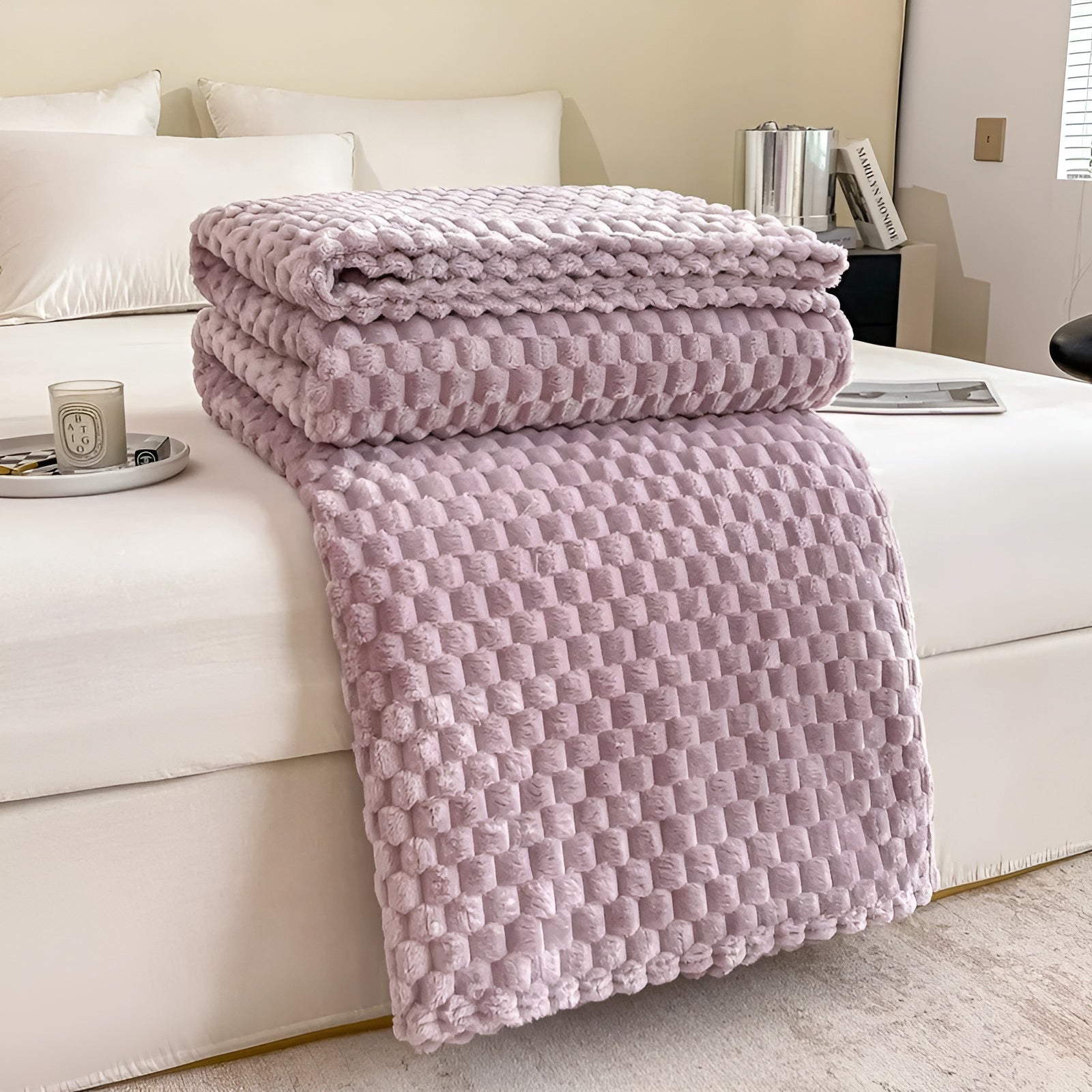WarmHaven Microfleece Blanket - Cozy & Stylish