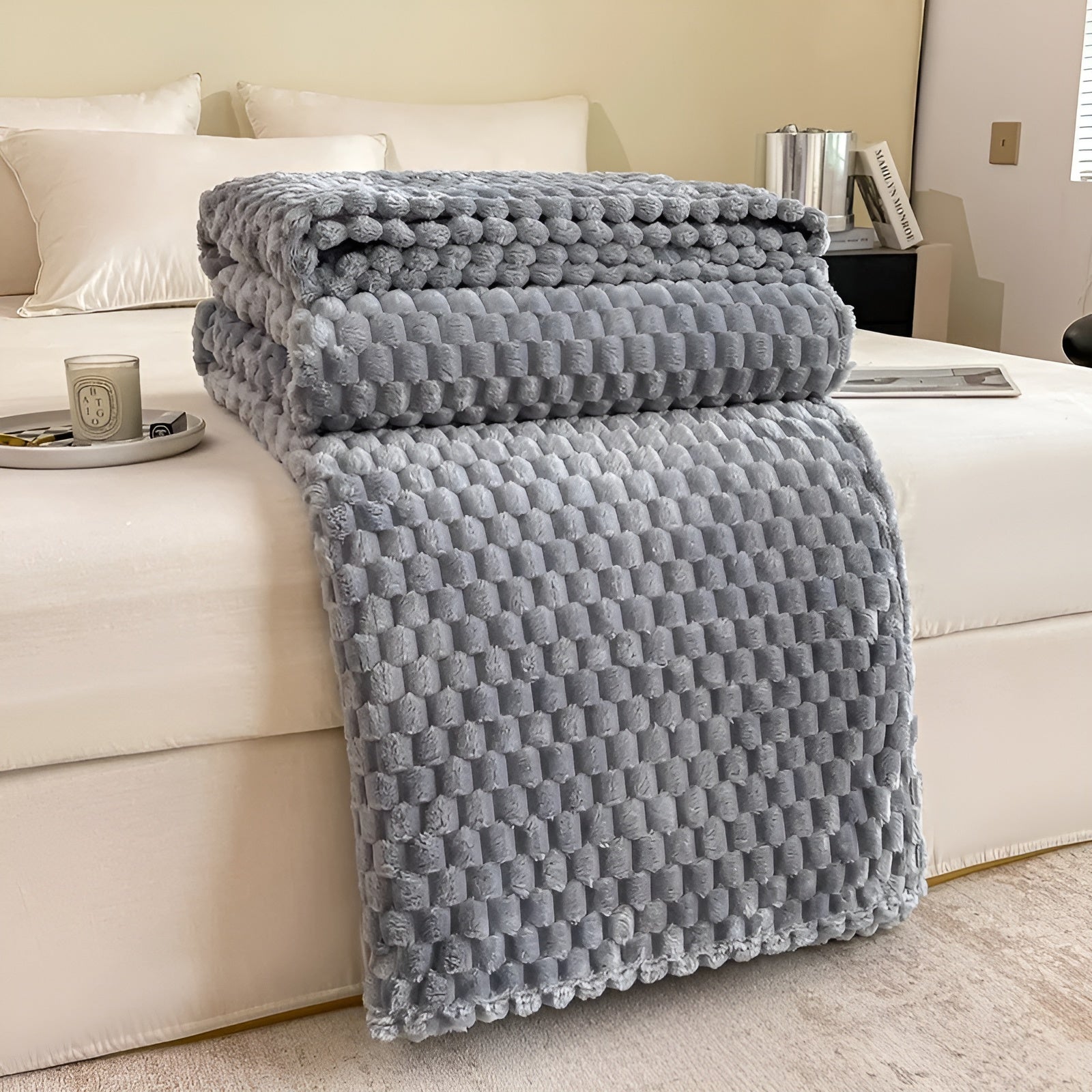 WarmHaven Microfleece Blanket - Cozy & Stylish