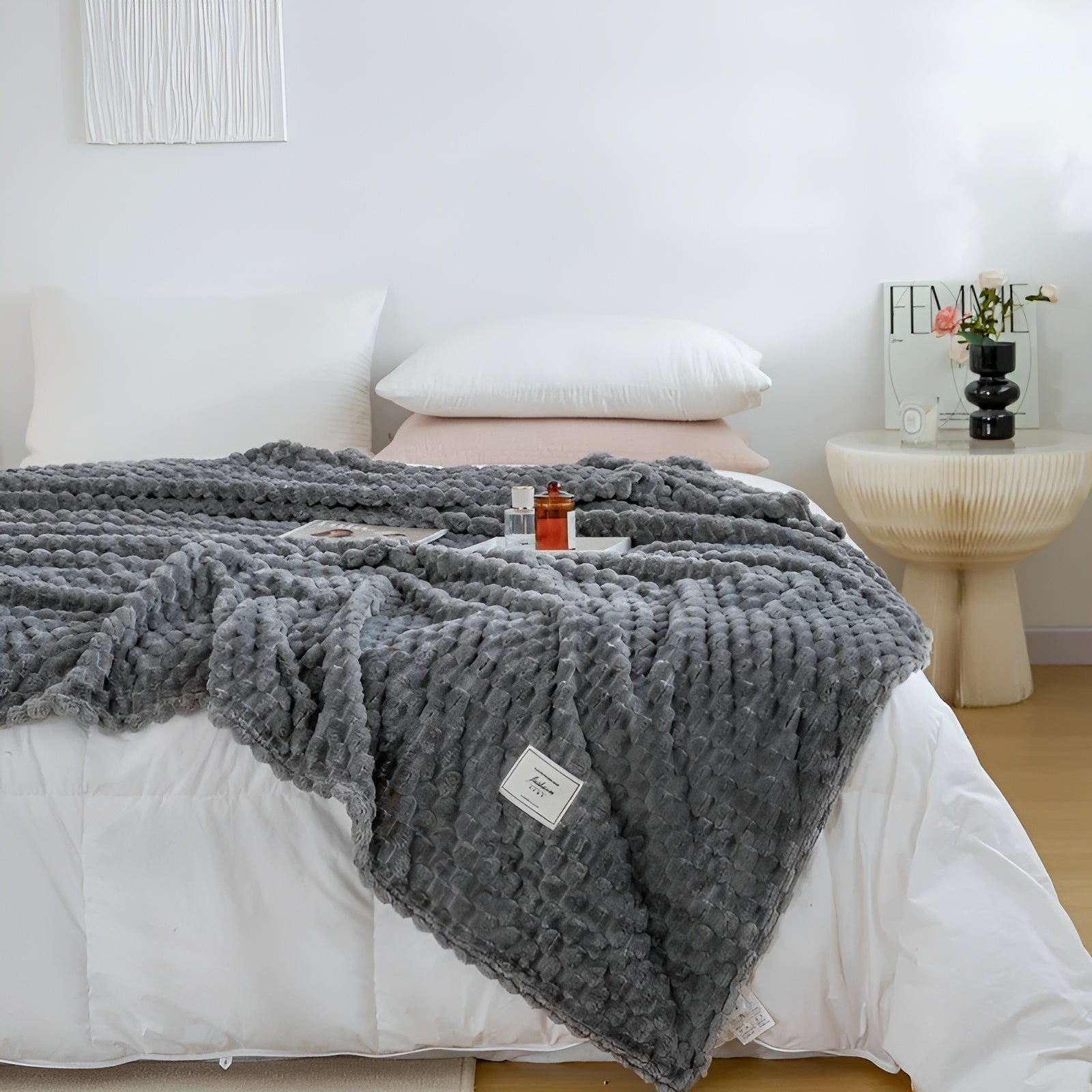 WarmHaven Microfleece Blanket - Cozy & Stylish