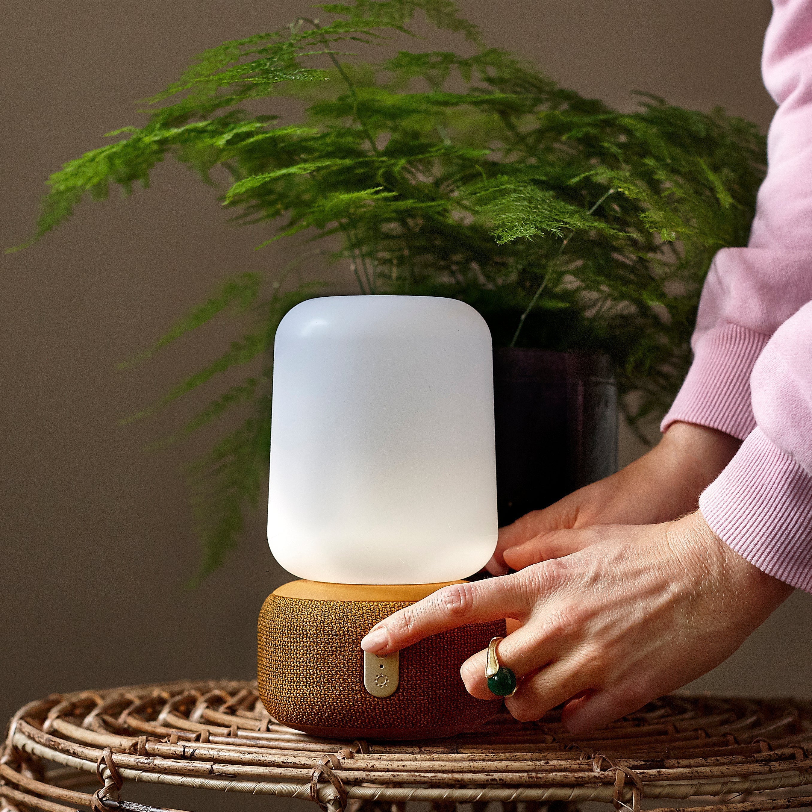 SmartGlow - LED Lamp with 360° Speaker