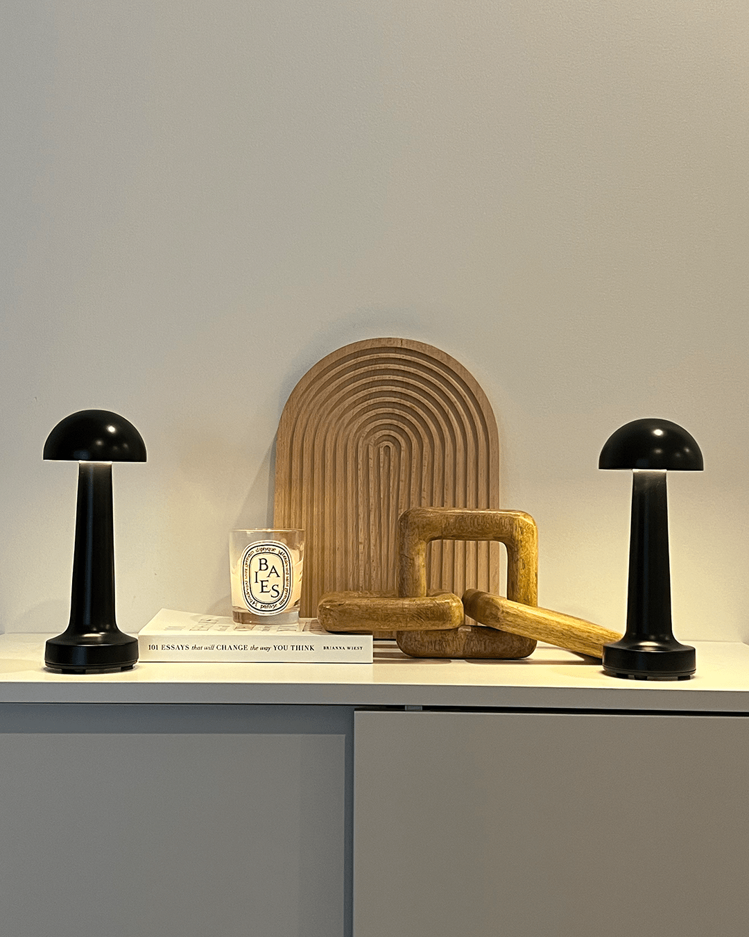 MantaGlow Table Lamp - Stylish Lamp for Luxe Interiors