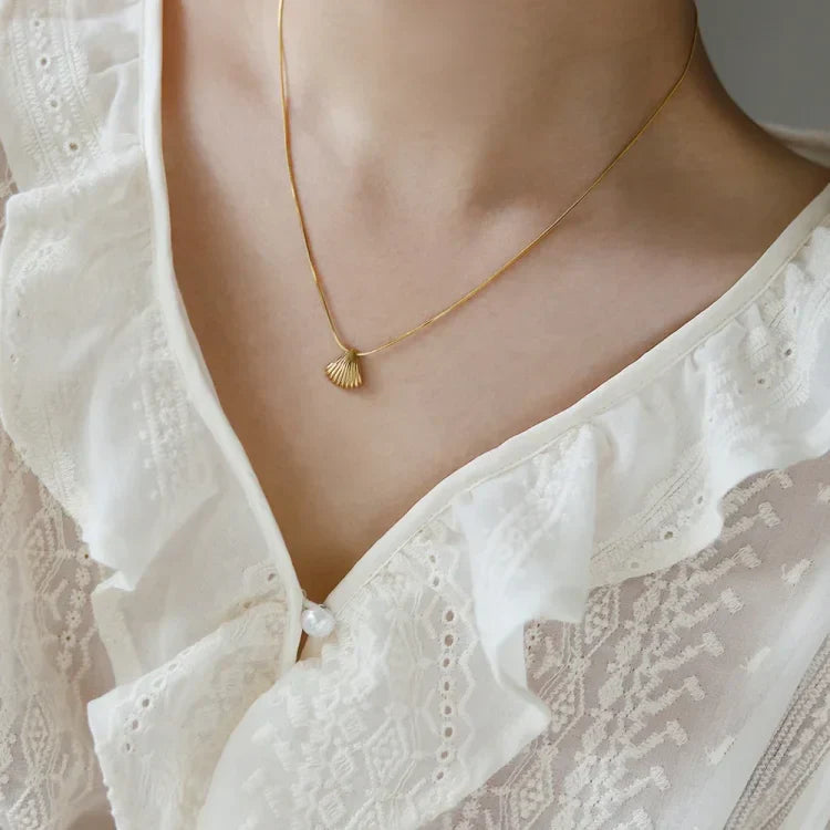 Lila - Scallop Shell Flower Necklace for Women