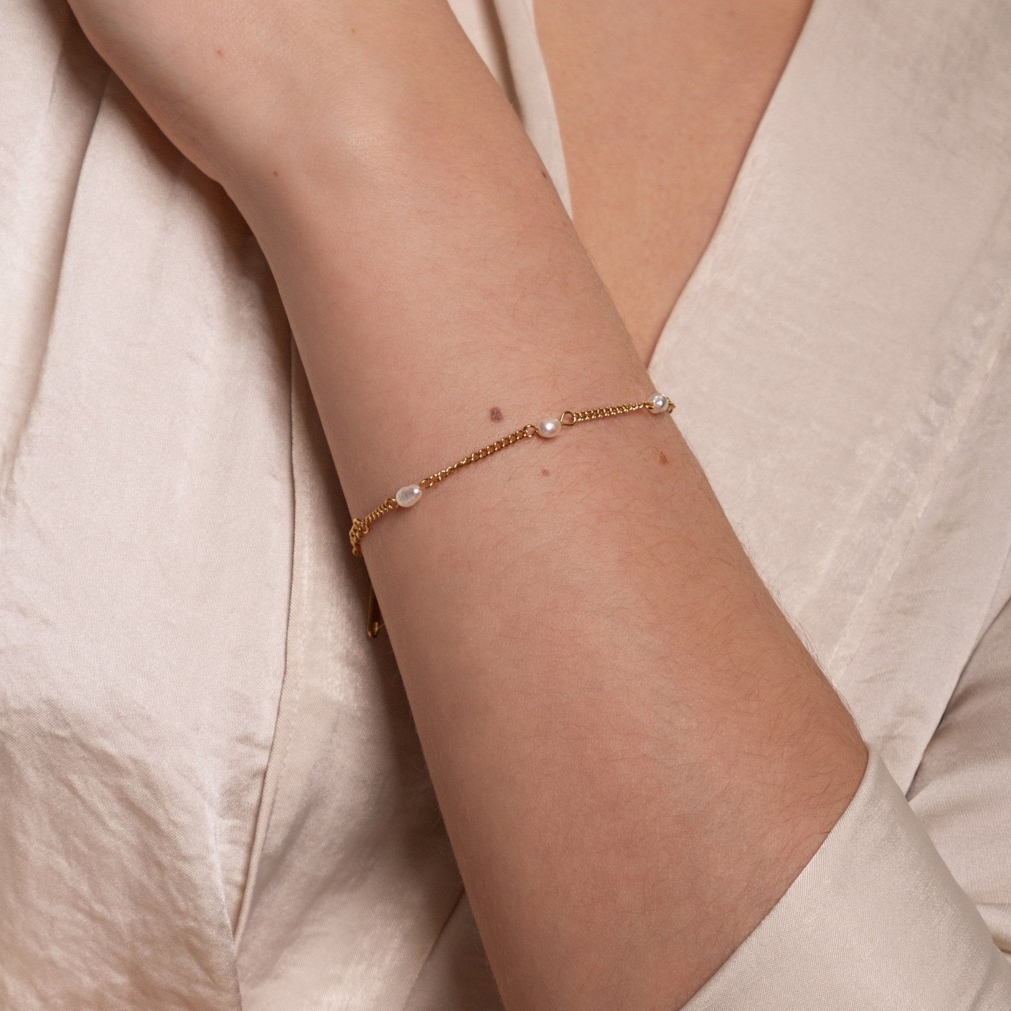 Amara - Bracelet with Radiant Freshwater Pearls for Women