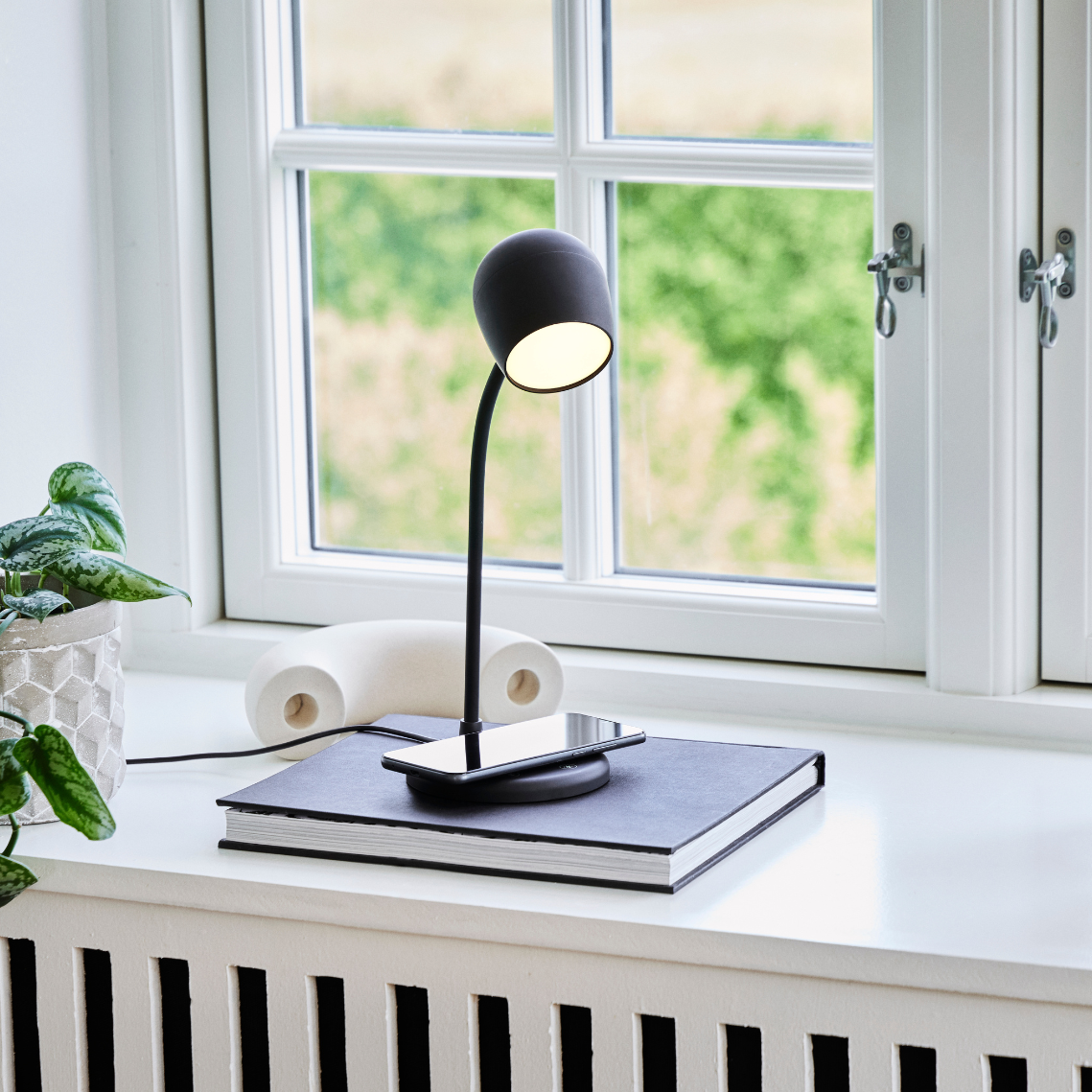 SmartGlow - LED Lamp with Bluetooth & Charging