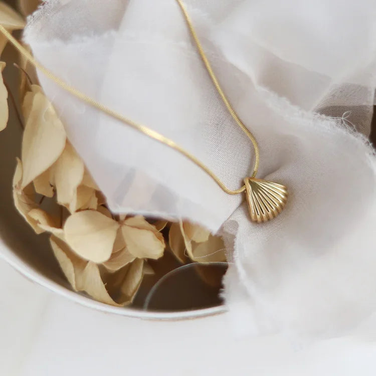 Lila - Scallop Shell Flower Necklace for Women