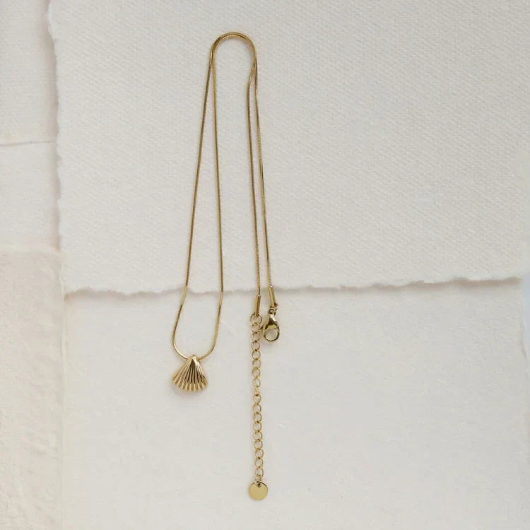Lila - Scallop Shell Flower Necklace for Women
