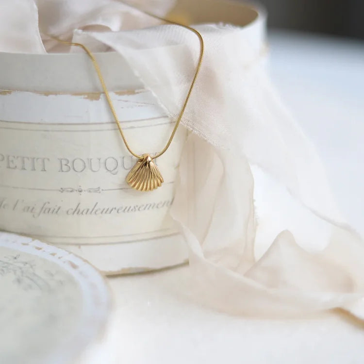 Lila - Scallop Shell Flower Necklace for Women