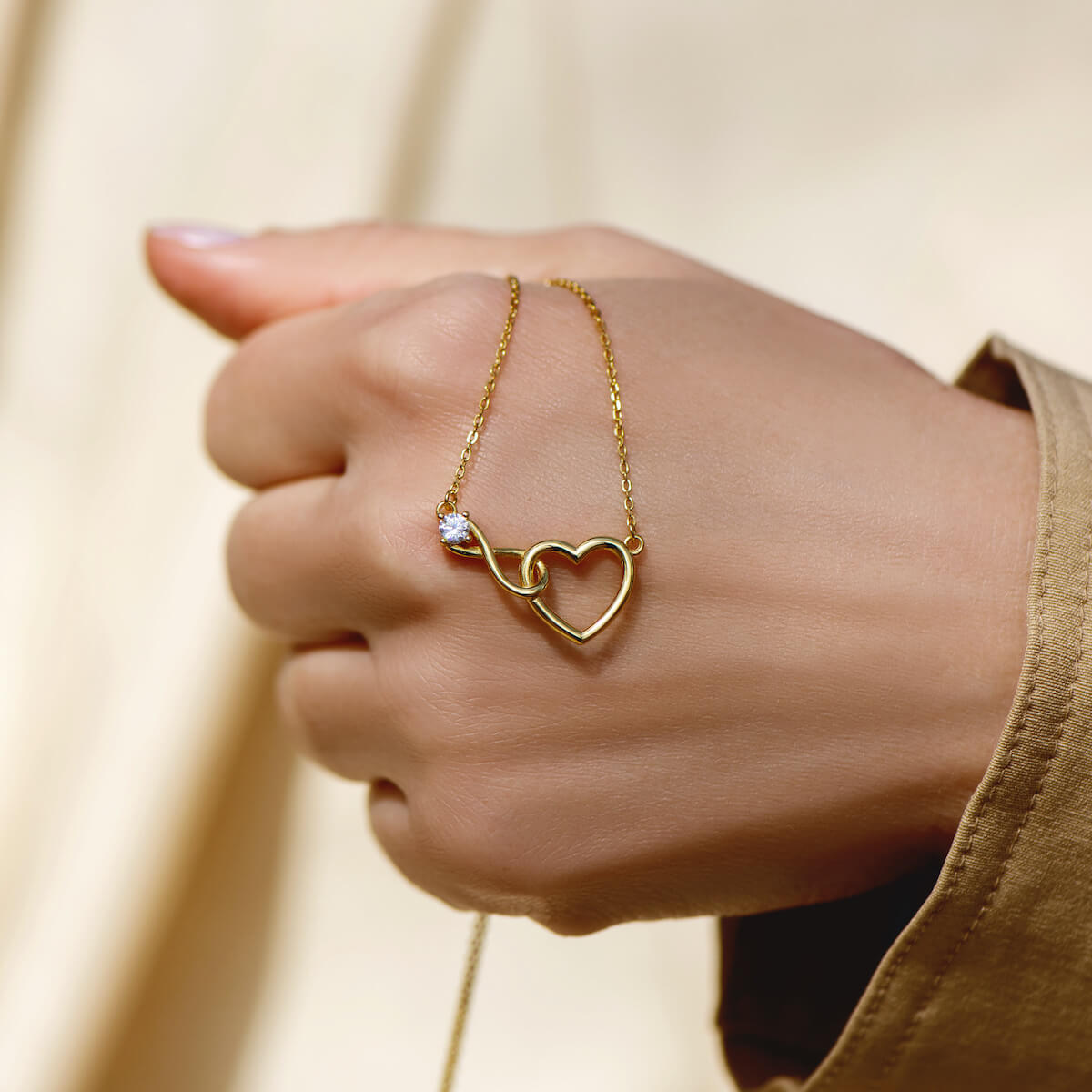 HeartBond Necklace – Intertwined Hearts Pendant