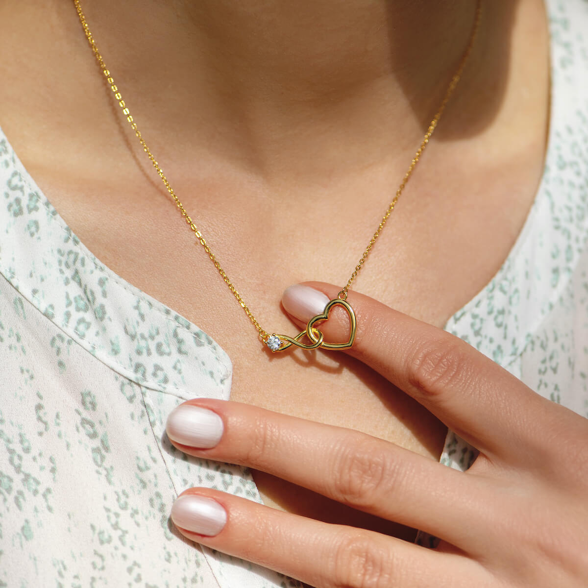 HeartBond Necklace – Intertwined Hearts Pendant