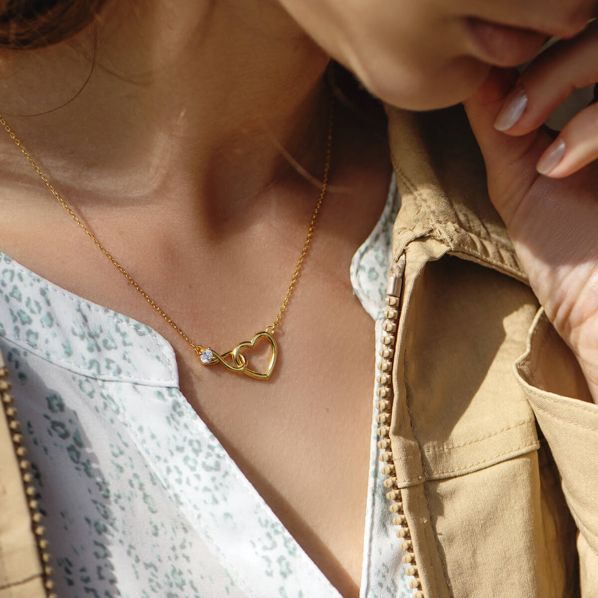 HeartBond Necklace – Intertwined Hearts Pendant