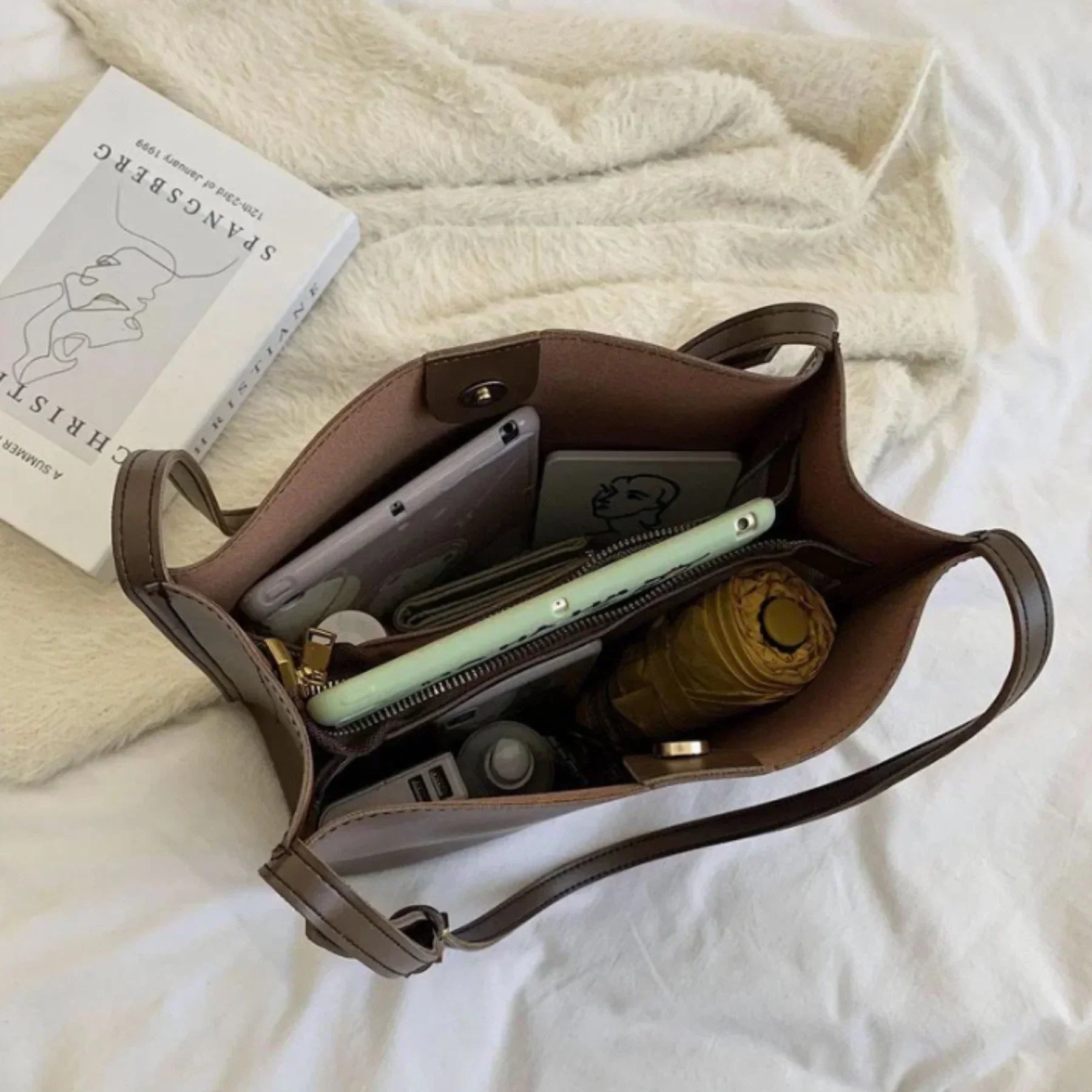 RetroChic Handbag - Vintage Style Fashion Bag