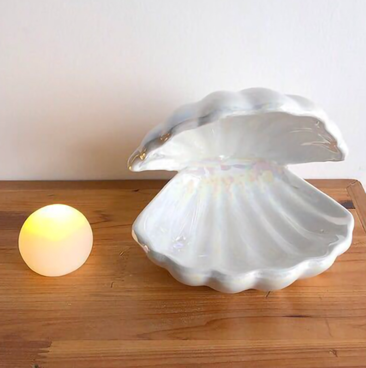 ShellGlow Lamp - Elegant Ceramic Shell Light with Pearl Glow