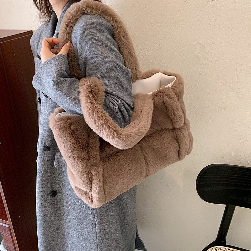 Pipa - Plush Winter Shoulder Bag