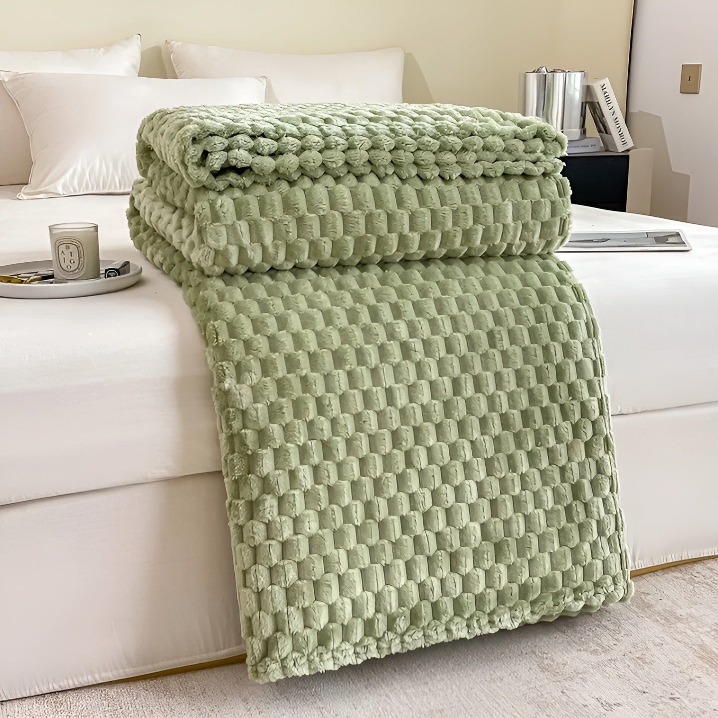 WarmHaven Microfleece Blanket - Cozy & Stylish
