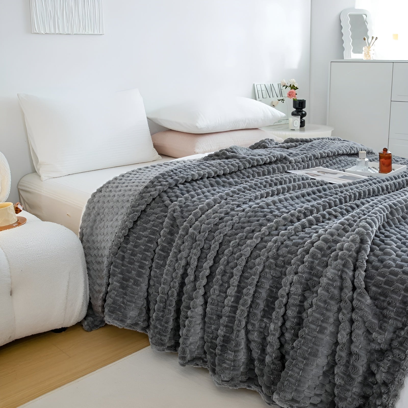 WarmHaven Microfleece Blanket - Cozy & Stylish