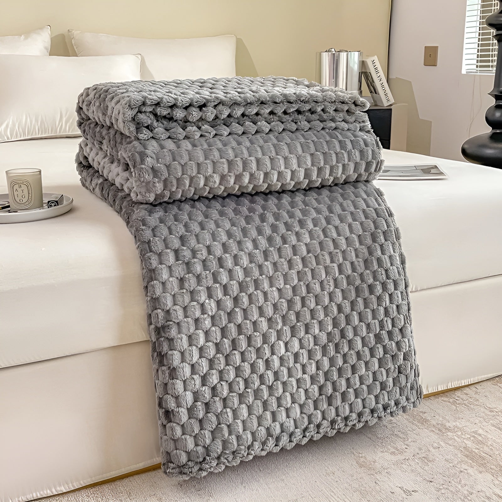 WarmHaven Microfleece Blanket - Cozy & Stylish