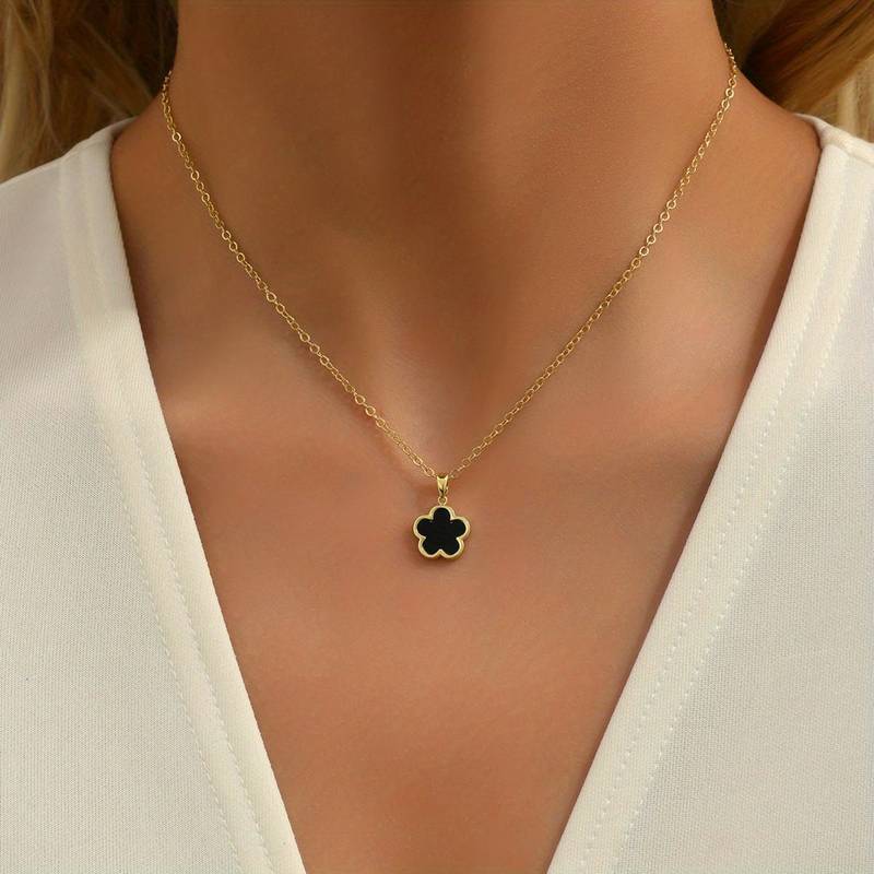 Fiora - Flower Pendant Necklace