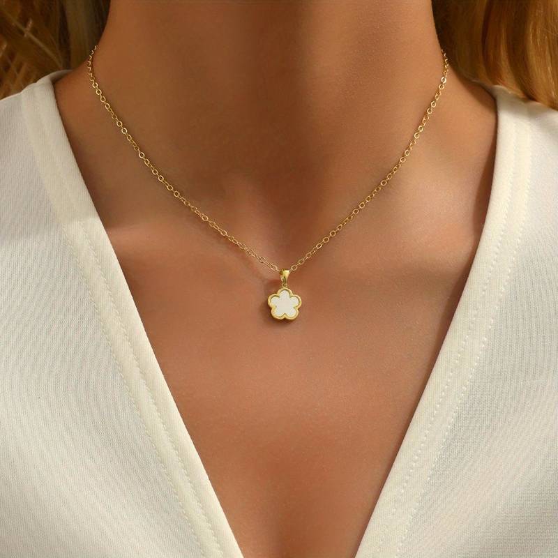 Fiora - Flower Pendant Necklace