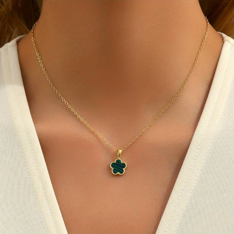 Fiora - Flower Pendant Necklace