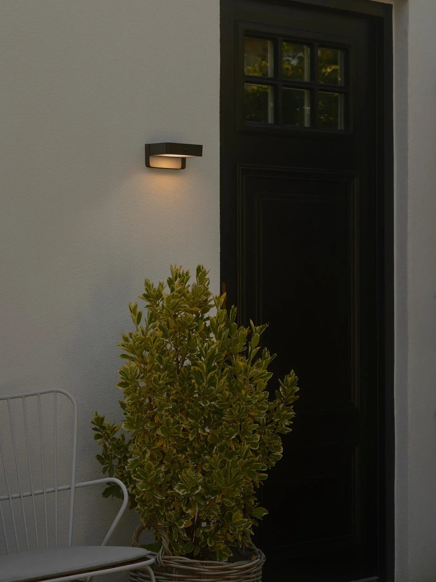 SolarGlow Light - Black Rechargeable LED Outdoor Wall Lamp