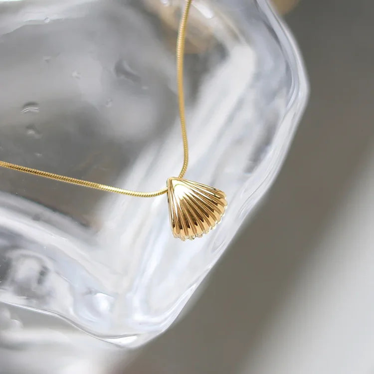 Lila - Scallop Shell Flower Necklace for Women