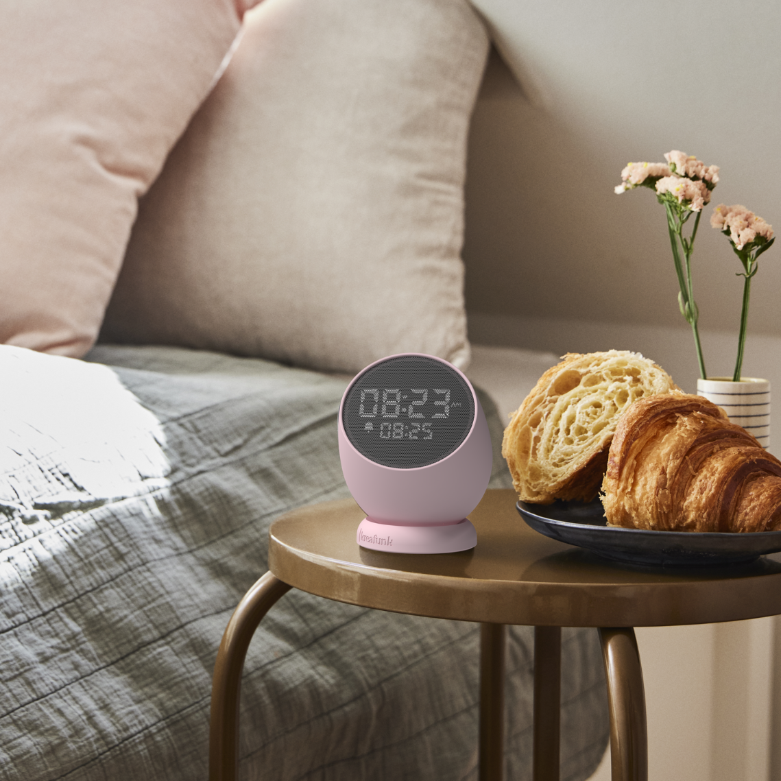 SmartWake - Wireless Alarm Clock with Touchscreen