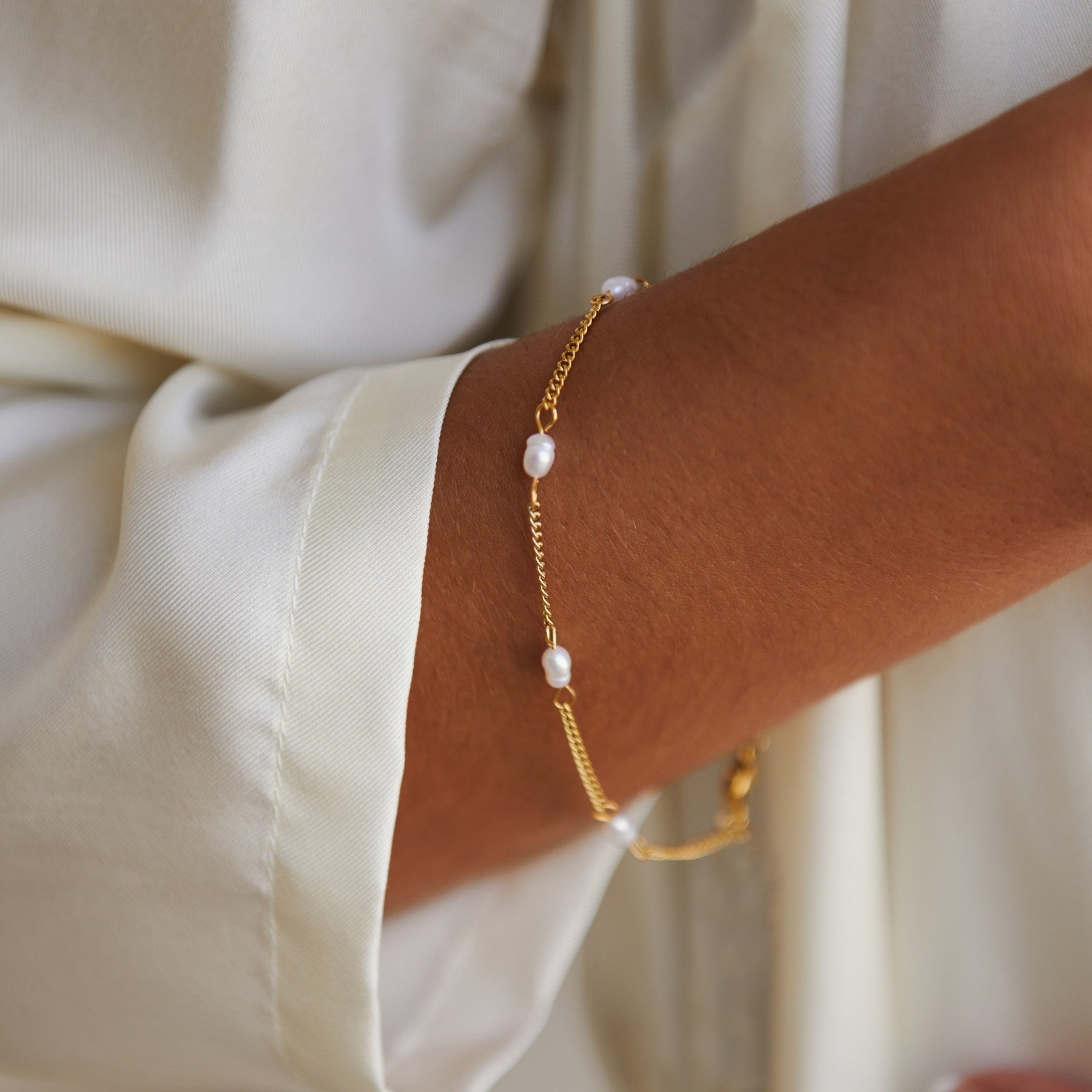 Amara - Bracelet with Radiant Freshwater Pearls for Women
