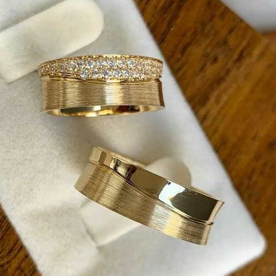 Leona - Vintage Gold Ring with Glitter for Women