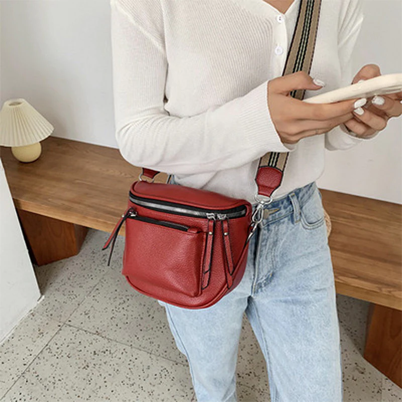 ClassicElegance Crossbody Bag - Timeless Leather Design for Everyday Style