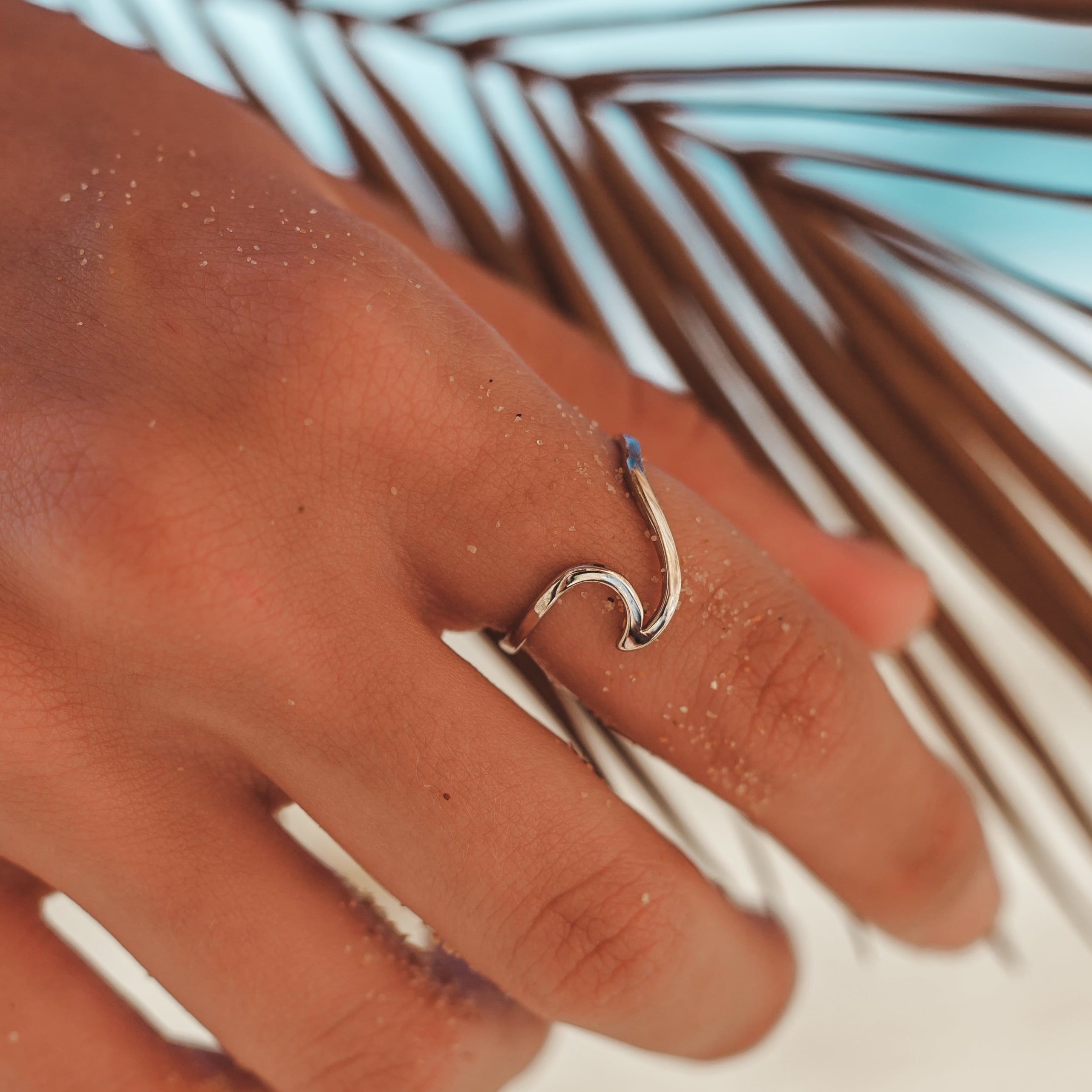 Mila - Elegant Wavy Ring for Women