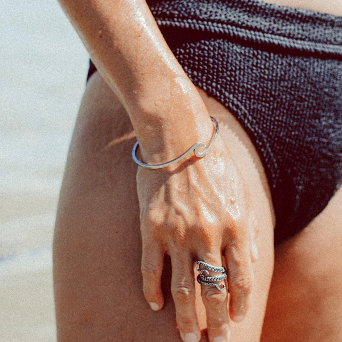 Mira - Elegant Wave Bracelet for Women